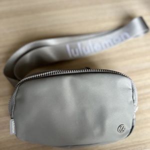 Lululemon everywhere belt bag grey namesake strap